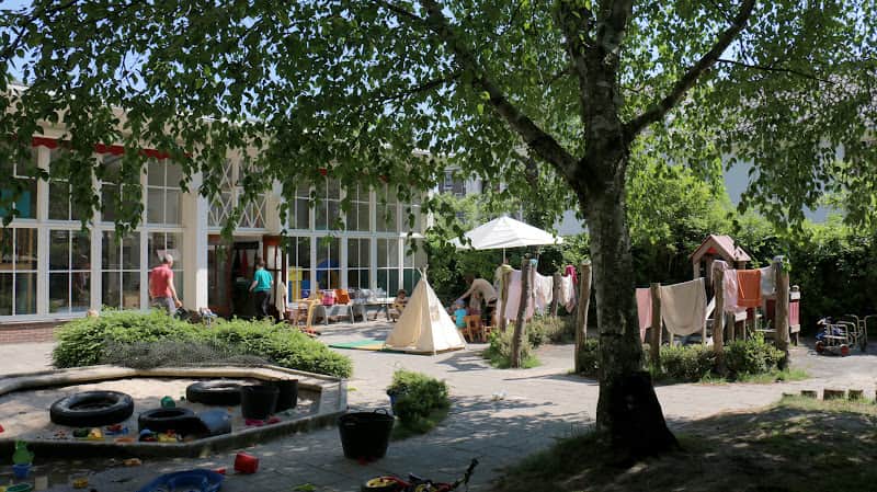 De Bombardon, Kinderopvang door ouders